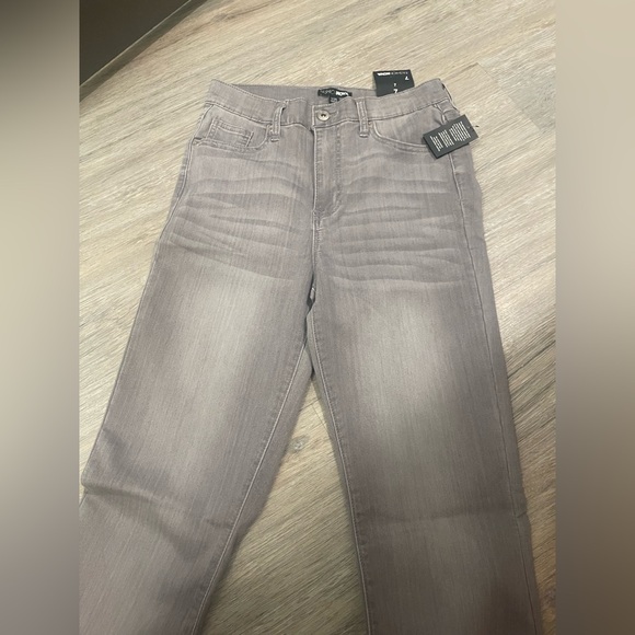 NWT FASHION NOVA GRAY HIGH RISE FLARE JEANS 7 - Picture 6 of 10